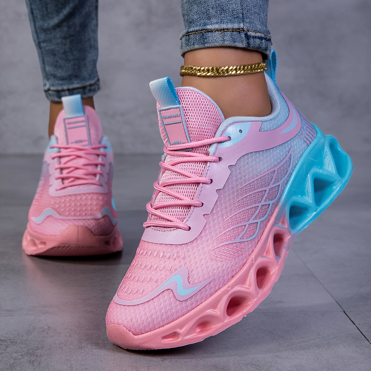 Lightweight And Breathable Athletic Shoes