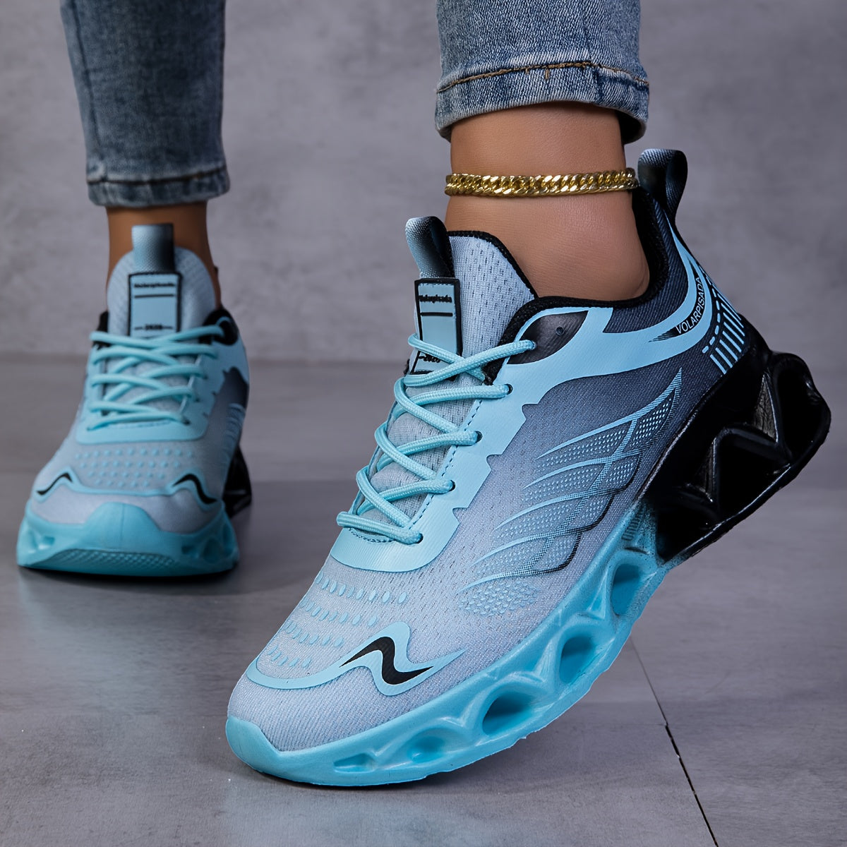 Lightweight And Breathable Athletic Shoes